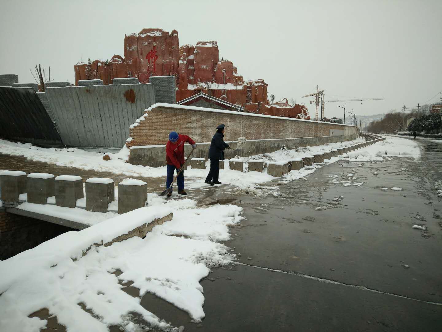 河南偉志鋼模板廠家掃雪忙