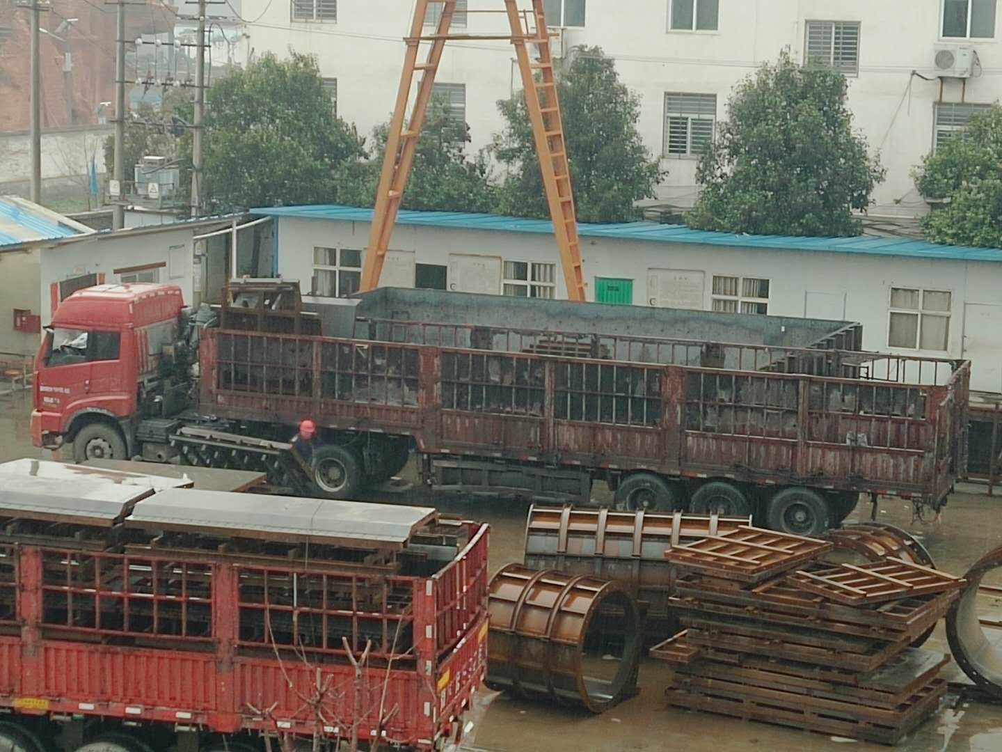 下雨天，系梁模板廠家的員工冒雨裝貨